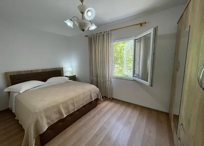 Lovely One-bedroom With Private Entrance شقة *