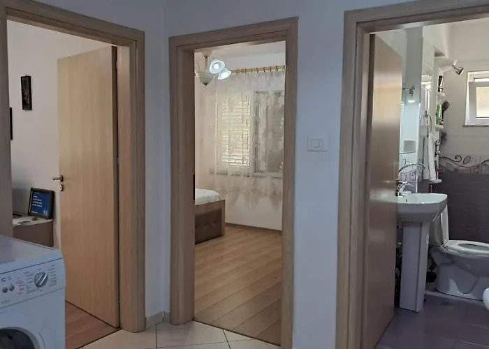 Lovely One-bedroom With Private Entrance * تيرانا