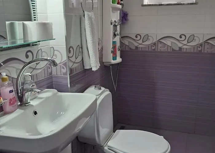 شقة Lovely One-bedroom With Private Entrance *