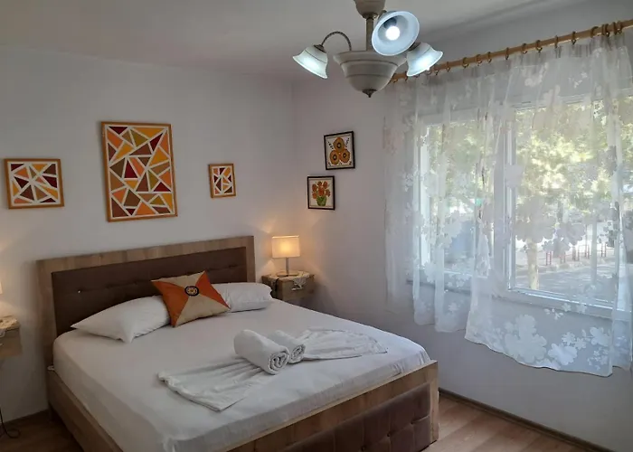 Lovely One-bedroom With Private Entrance تيرانا