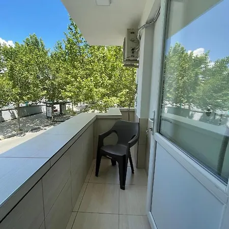 アパート Lovely One-bedroom With Private Entrance ティラナ