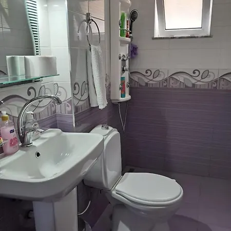 Daire Lovely One-bedroom With Private Entrance *