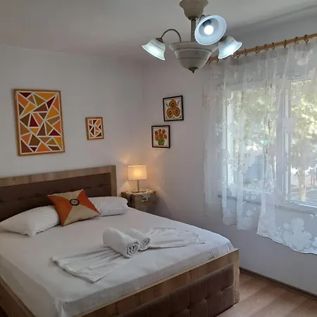 Lovely One-bedroom With Private Entrance ティラナ