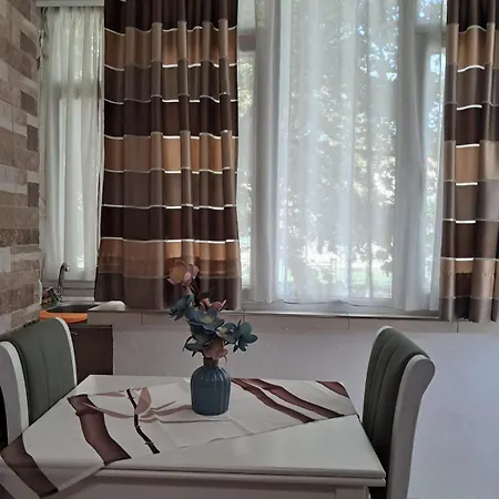 Daire Lovely One-bedroom With Private Entrance