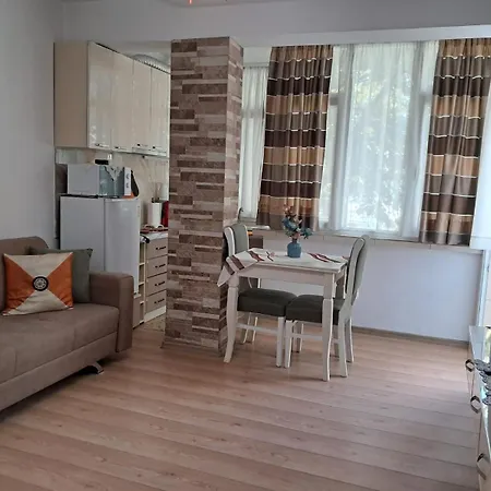 Lovely One-bedroom With Private Entrance